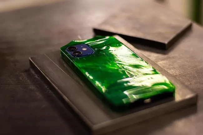 Coque PETTASTIC verte sur une plaque de métal