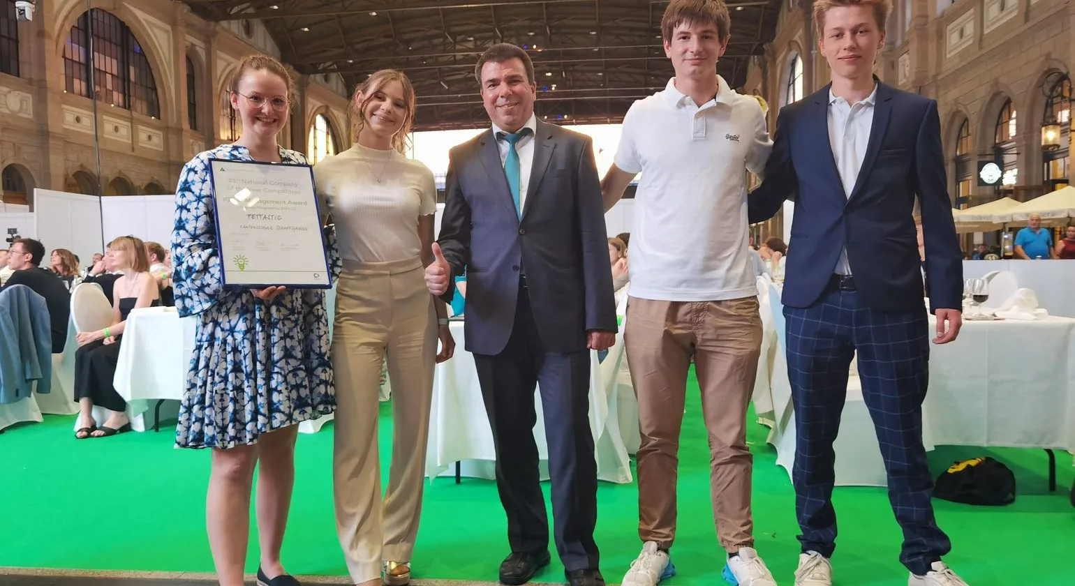 La mini-entreprise PETTASTIC avec Matthias Käch, membre du jury, hall de la gare de Zurich, 4 juin 2022. De g. à d. : Lilly, Deborah, Matthias Käch, William, Emanuel. Photo : IGE