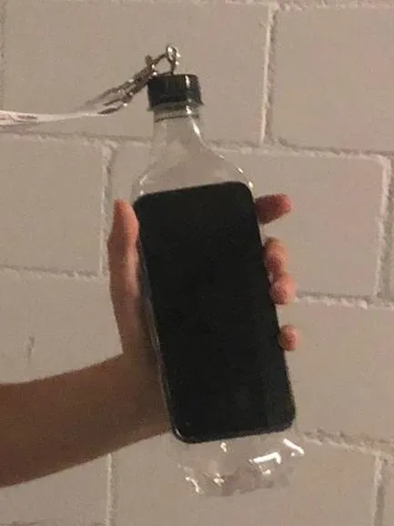 Premier prototype : une bouteille PET autour d’un téléphone